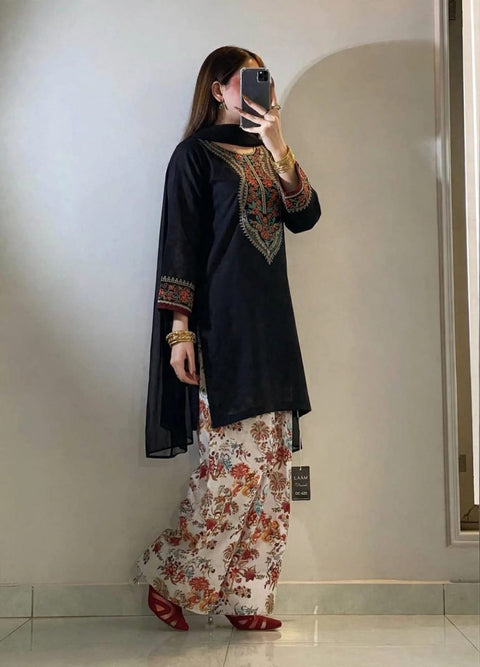 BLACK FLORAL ELEGANCE.